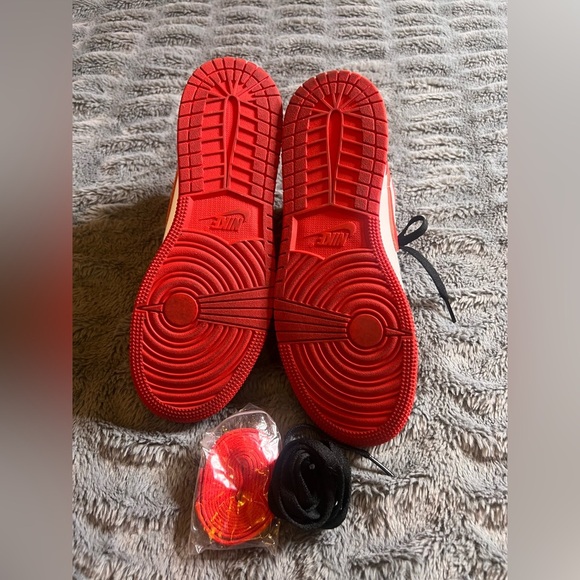 Like new Nike Air Jordan retro OG heritage sneakers - Picture 5 of 6